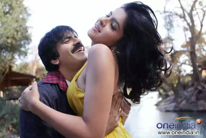 Deeksha seth Hot Romance with Raviteja at Nippu Movie.